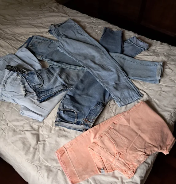 Calças e jaquetas jeans. Calças: $40 cada, Jaquetas: $50 cada.