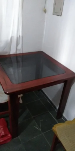 Mesa de Madeira com Tampo de Vidro com 4 Cadeiras . 2 Armários de Pare