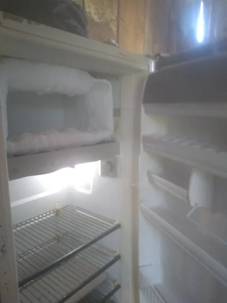 Geladeira e Caixa de Som