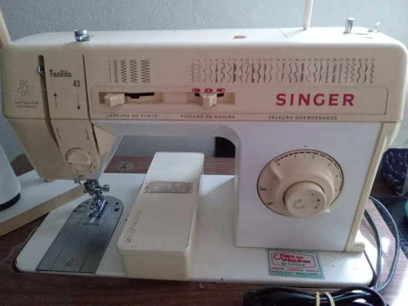 Máquina de Costura Singer