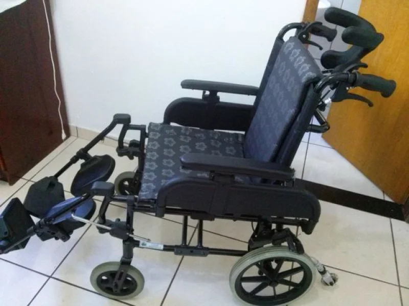 Cadeira de Roda com Apoio p/ Cabeça na Garantia