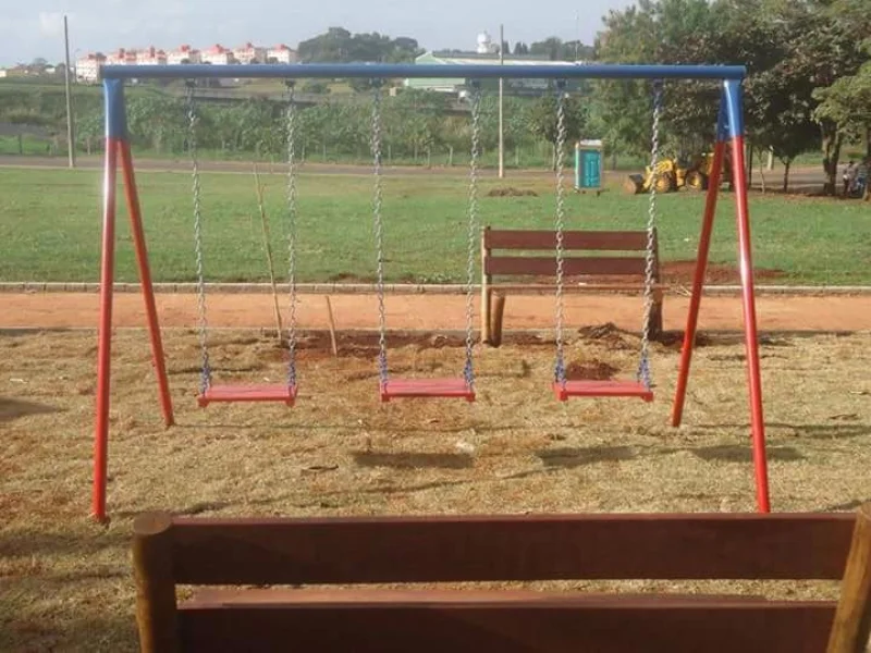 Brinquedo de Metal Balanço Triplo