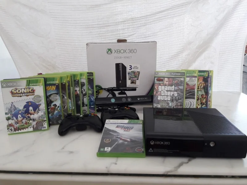 Console XBOX 360 + Kinect + 2 Controles + 14 Jogos