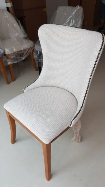 Cadeira Estofada com Tachas