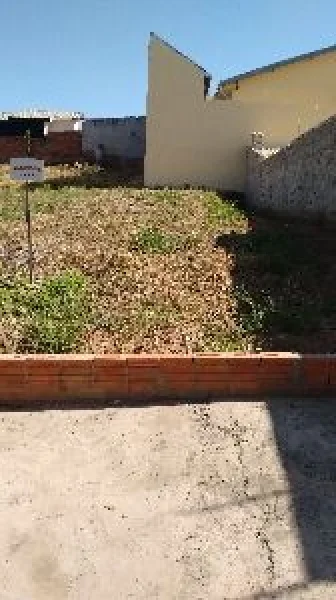 Vende_se um Terreno Plano com 220m, ao Lado do Numero 135,com Todos Os Impostos Ok