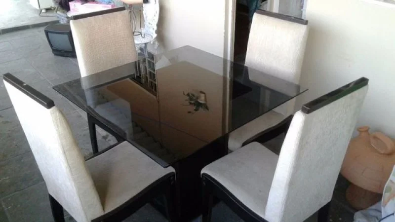 Lindo Conjunto de Mesa com 4 Cadeiras
