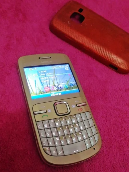 Nokia C3 Dourado Conservado Seminovo com Carregador e Capa