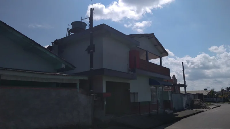 Terreno com Sobrado e Duas Casas