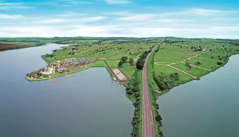 na Beira da Represa Condomínio Fechado