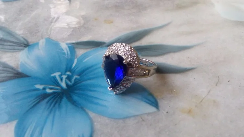 Lindo Anel Banhado a Ouro com Gemas Naturais,aro 17