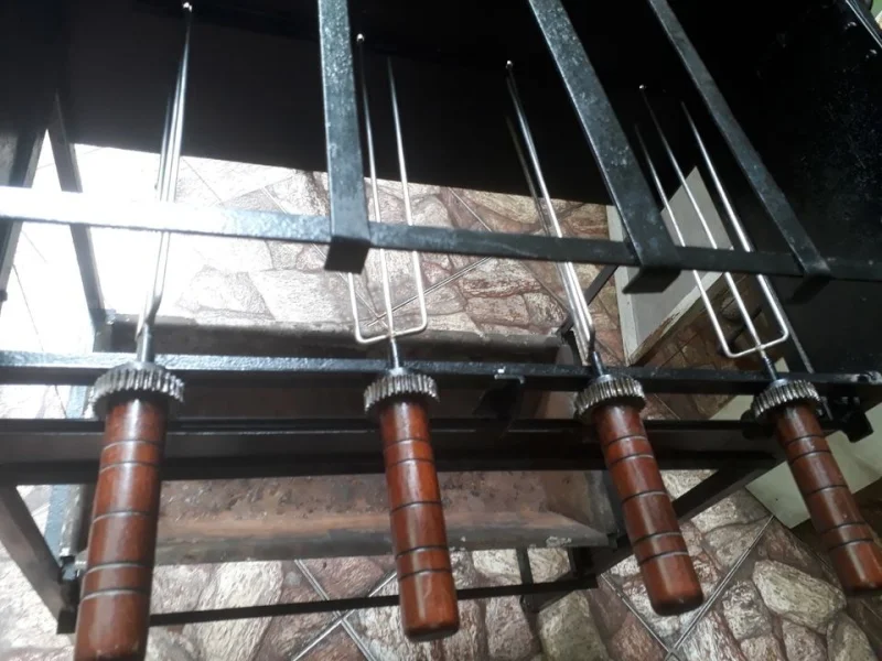 Churrasqueira com Espeto Giratório