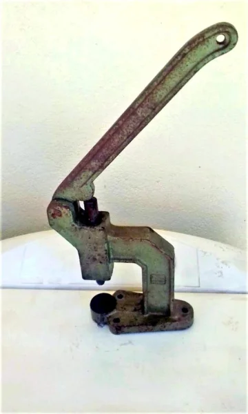 Máquina Eberle de Colocar Ilhos e Aribites