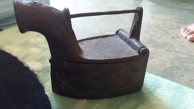 Ferro de Passar Roupa a Carvão Faltando o Pegador de Madeira