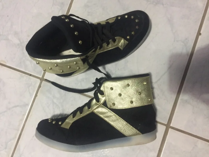 Tênis Cano Longo Preto com Dourado