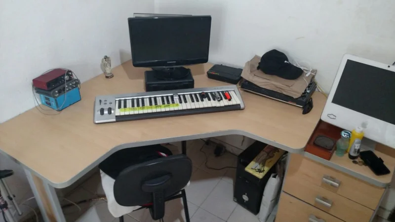 Mesa em L + Gaveteiro + Cadeira