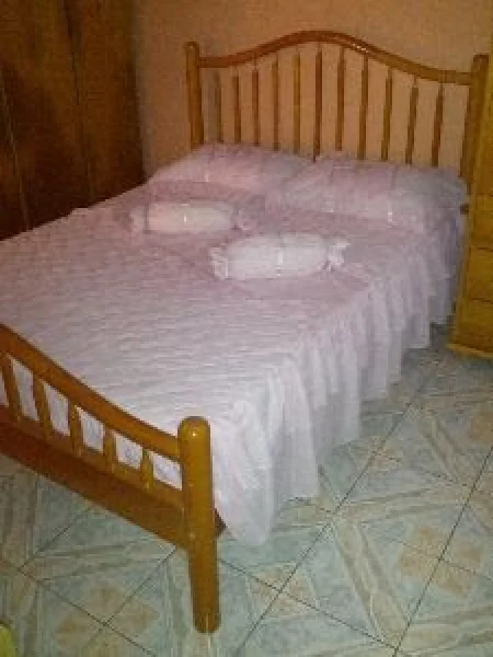 Cama de Casal em Madeira com Colchão