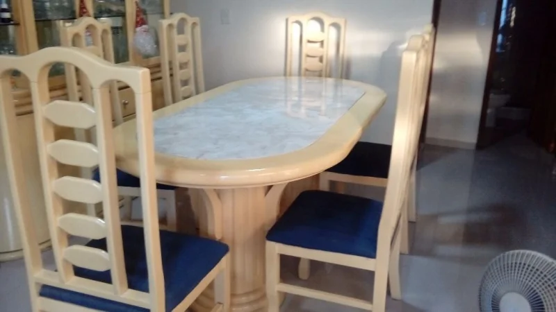 Mesa Laqueada com Tampo de Granito e 6 Cadeiras
