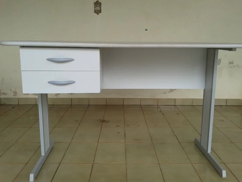 Mesa com Duas Gavetas e Chave