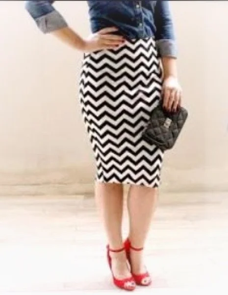 Saia Lápis Midi Estampa Chevron Preto e Branco