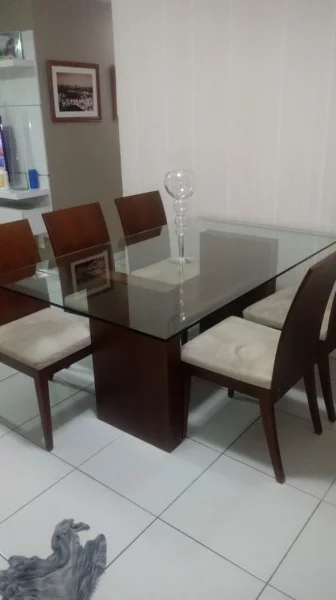 Mesa com Cadeiras e Aparador
