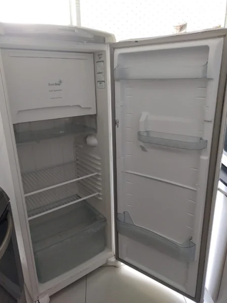 Vendo Geladeira Cônsul 300l