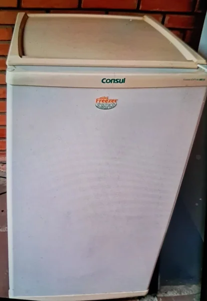 Freezer Consul, vertical, pequeno, com 4 gavetas.