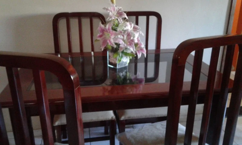 Mesa em Mogno
