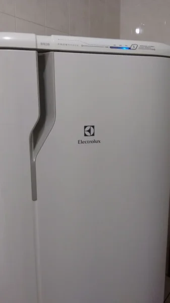 Geladeira Frost Free Electrolux 240 L Branca