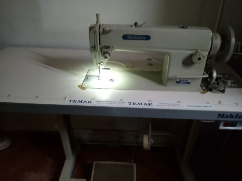 Máquina Reta Indústrial com Mesa
