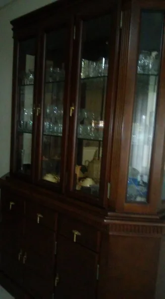 Cristaleira em Mogno Maciça