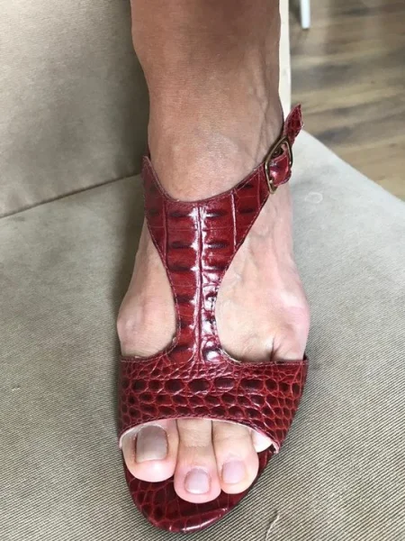 Sandália Vermelha Ferrette. Estampa Crocodilo. Tamanho 37, Salto 8