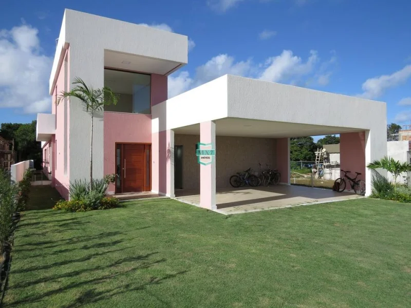 Guarajuba. Casa com Cinco Suítes, Sendo uma Suíte Máster com Closet