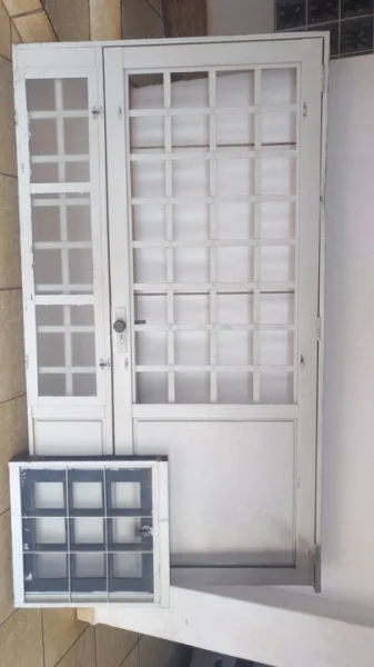 01 Porta de Ferro e 2 Janelas para Banheiro Excelentes Condições