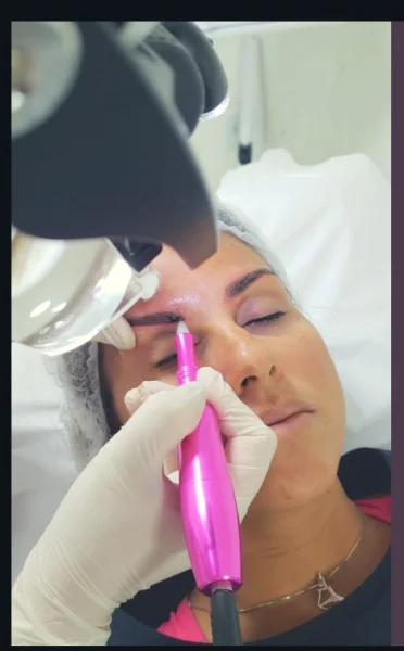01 Vaga para Esteticista\depiladora e Designer de Sobrancelhas