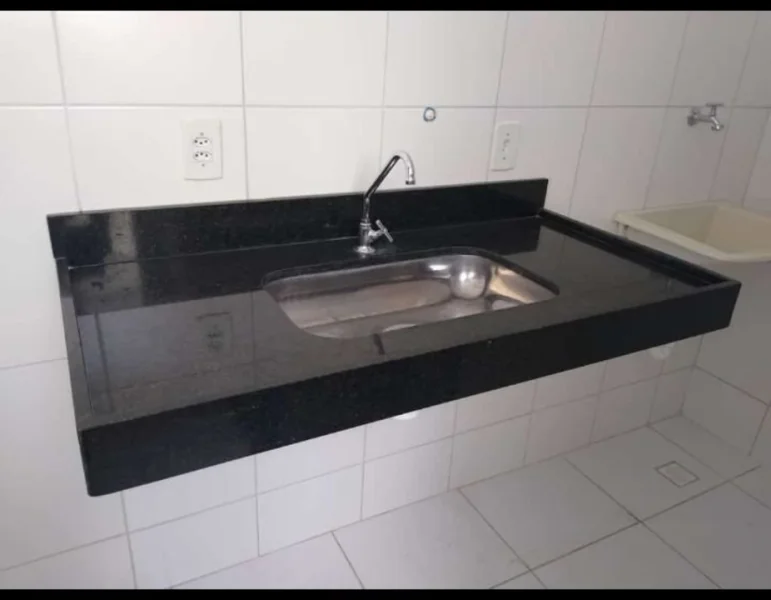Vende-se Pia com Cuba de Inox e Válvula no Granito Preto