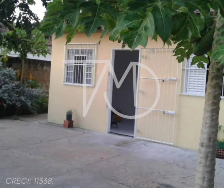 Casa Toda Murada, c/ 02 Quartos, Banheiro Social, Terreno de 200m2