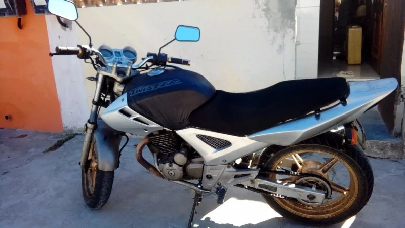 Honda CB 250cc Twister Prata