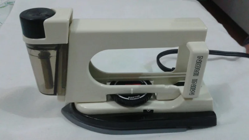 Mini Ferro de Passar Roupa para Viajem