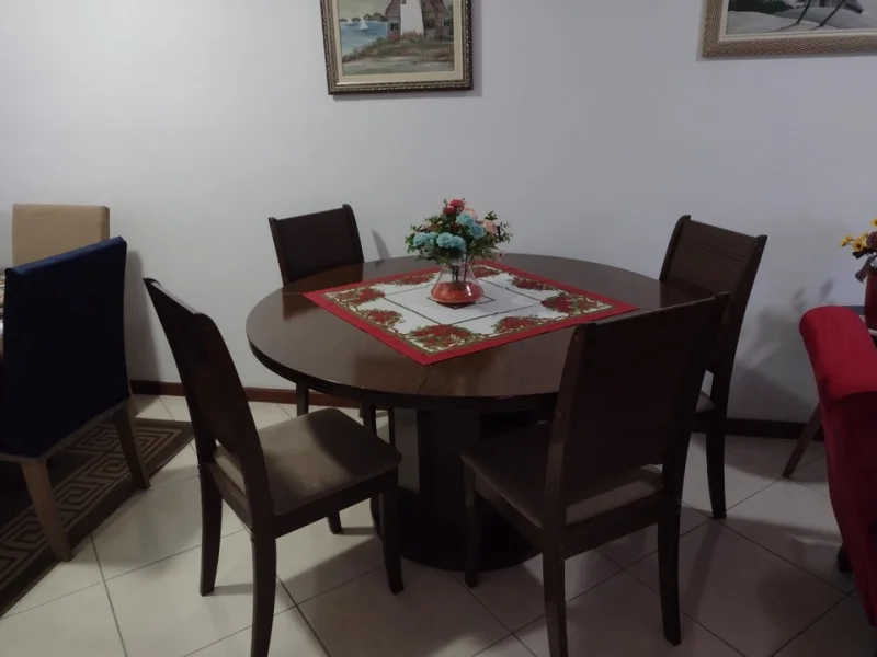 Vendo Messa de Madeira Redonda com 6 Cadeiras Usada