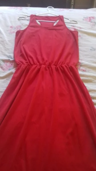 Vestidos Longos nas Cores Vermelho e Azul Marinho Estampado