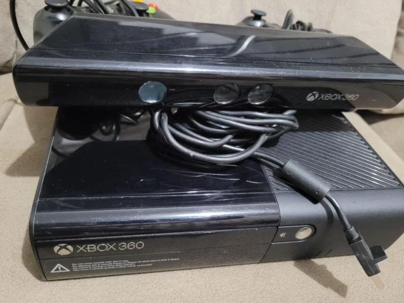 Vende.se Xbo360 com 2 Controles, Kinect e 6 Jogos. Excelente Estado de