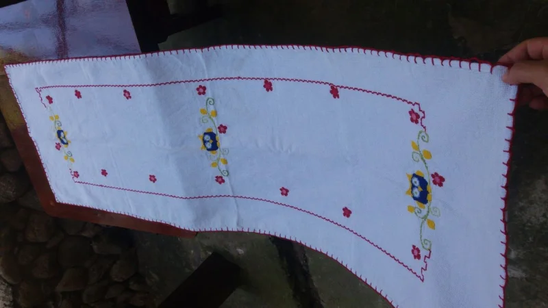 Passadeira de Mesa em Tamina Bordada