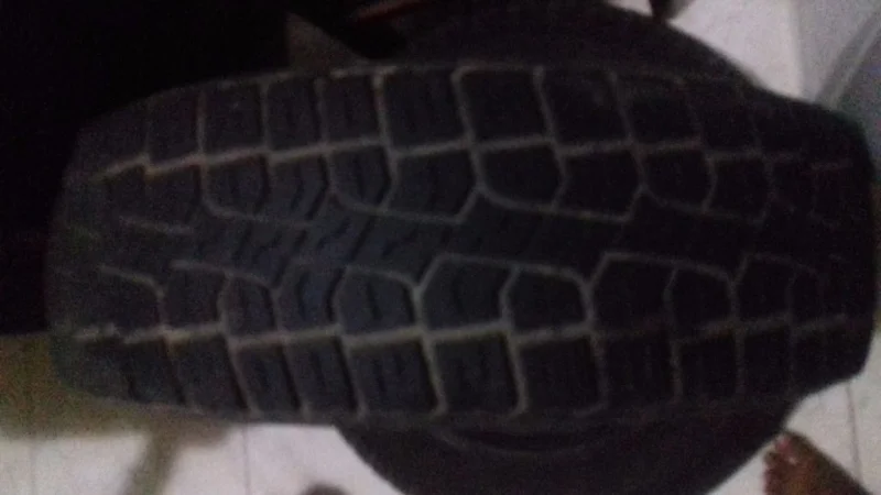 2 Pneus um Pirelli e Outro Bridgestone