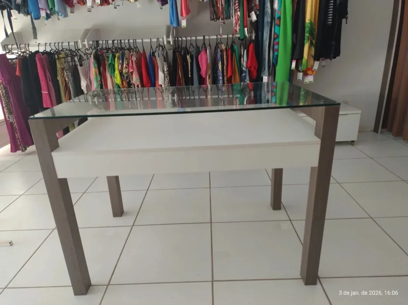 MESA EXPOSITORA DE MDF COM VIDRO
