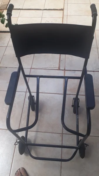 Vendo Cadeira de Banho Pequena