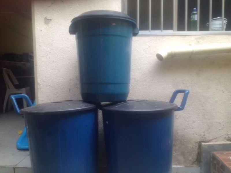 Baldes,2 de 100 Ltr. 1de 50 Ltrs