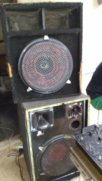 Mesa, Amplificador, e 2caixas de Som é um Globo de Luzes