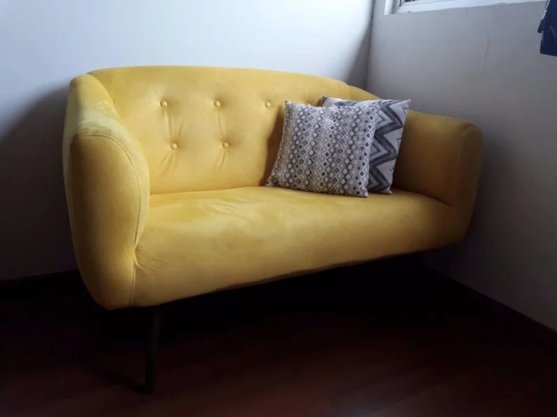Sofá Retrô com Pés Palitos