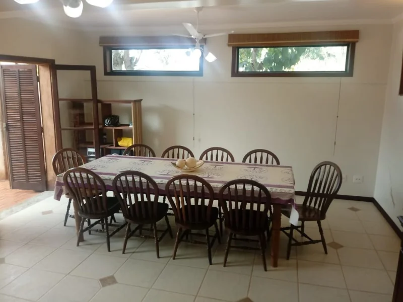 Mesa com Dez Cadeiras
