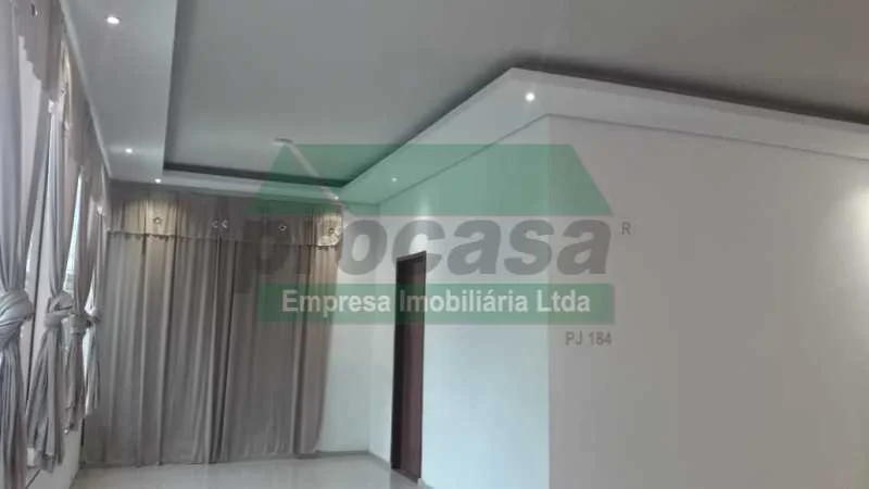 Vende SE uma Casa Duplex em Flores